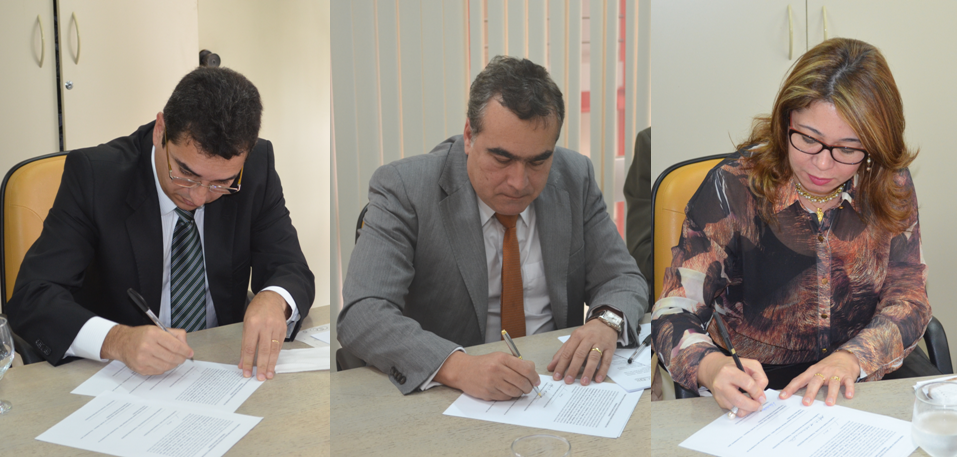 Na foto, o Conselheiro Cláudio Couto Terrão (à esq.) assinando o termo que deu posse ao novo Presidente do CCOR, Helio Parente de Vasconcelos Filho e à nova secretária Telma Maria Escóssio Melo, ambos do Tribunal de Contas dos Municípios do Ceará (TCM-CE).